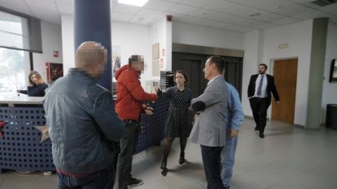 La directora de Diario de Mallorca, Maria Ferrer, con los agentes policiales que quieren incautarse de documentaci&oacute;n por el Caso Cursach.