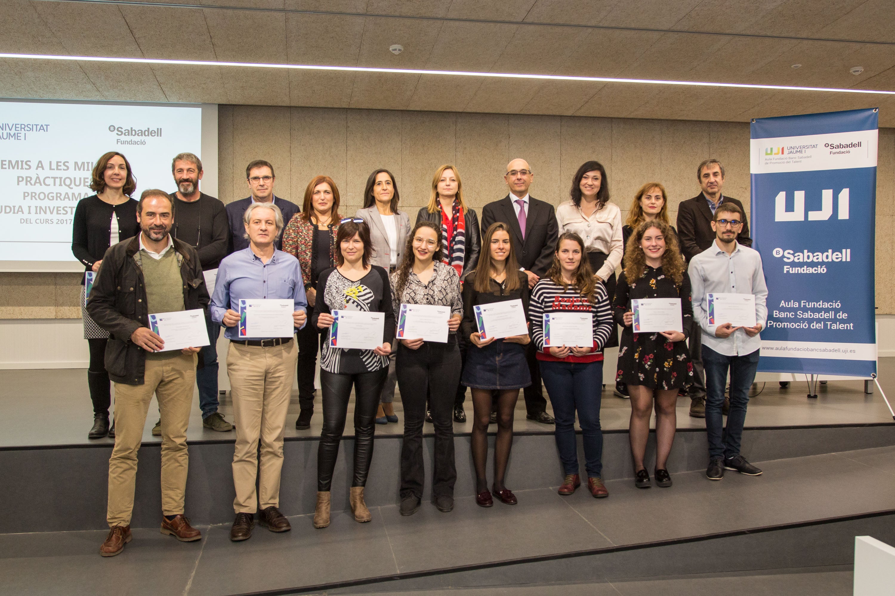 Seis jóvenes investigadores obtienen el premio Fundación Banco Sabadell- UJI a las mejores prácticas del programa «Estudia e investiga» de la UJI Seis jóvenes investigadores obtienen el premio Fundación Banco Sabadell- UJI a las mejores prácticas del programa «Estudia e investiga» de la UJI