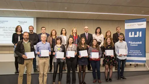 Seis jóvenes investigadores obtienen el premio Fundación Banco Sabadell- UJI a las mejores prácticas del programa «Estudia e investiga» de la UJI .