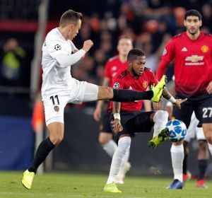 Cheryshev en un lance del balón ante los jugadores del United Cheryshev en un lance del balón ante los jugadores del United