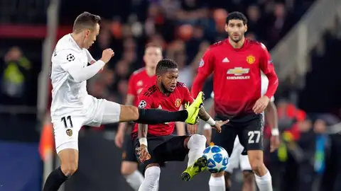 Cheryshev en un lance del balón ante los jugadores del United Cheryshev en un lance del balón ante los jugadores del United