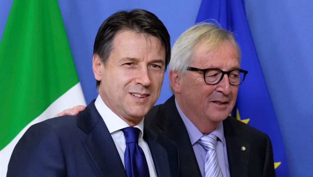 El presidente de la Comisión Europea, Jean-Claude Juncker (d), recibe al primer ministro italiano, Giuseppe Conte (i)