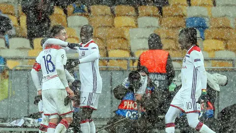 Los jugadores del Lyon celebran el gol de Fekir Los jugadores del Lyon celebran el gol de Fekir