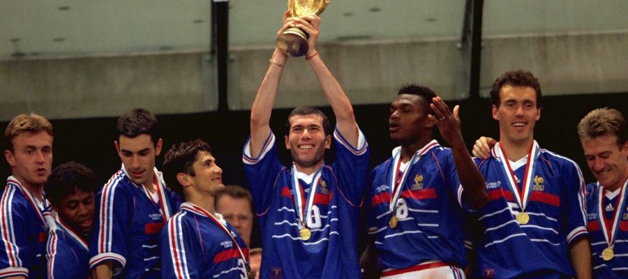 Zidane levanta la Copa del Mundo en 1998 Zidane levanta la Copa del Mundo en 1998