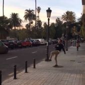 Steve Nash da toques al balón esquivando a los coches en Valencia