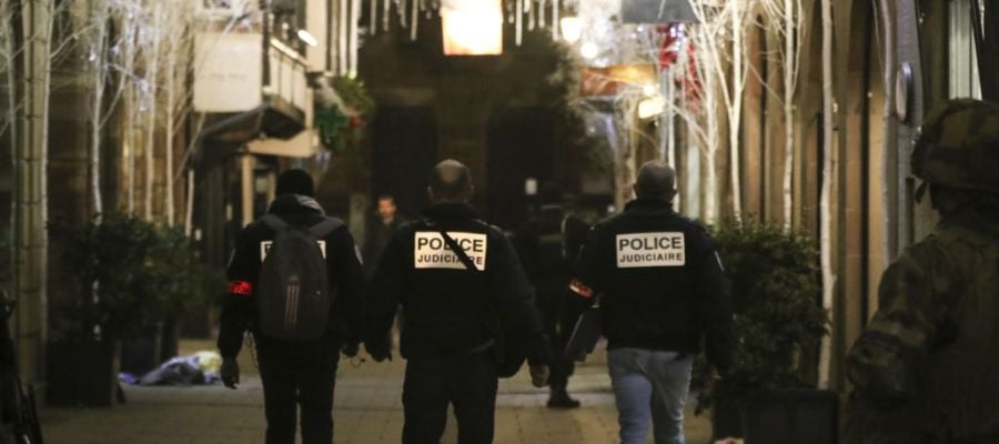 La Policía patrulla por las calles del mercadillo navideño de Estrasburgo La Policía patrulla por las calles del mercadillo navideño de Estrasburgo