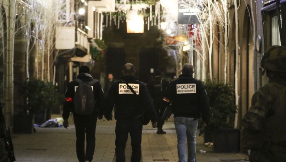 La Policía patrulla por las calles del mercadillo navideño de Estrasburgo