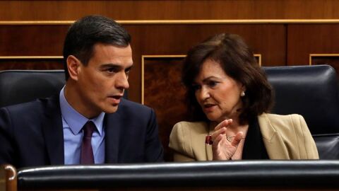 El presidente del Gobierno, Pedro S&aacute;nchez, conversa con la vicepresidenta, Carmen Calvo
