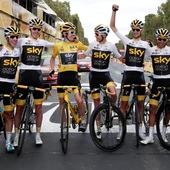 Geraint Thomas celebra con el equipo Sky la victoria en el último Tour de Francia Geraint Thomas celebra con el equipo Sky la victoria en el último Tour de Francia