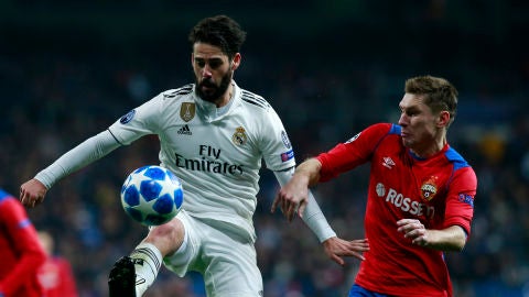Isco controla el bal&oacute;n ante el CSKA