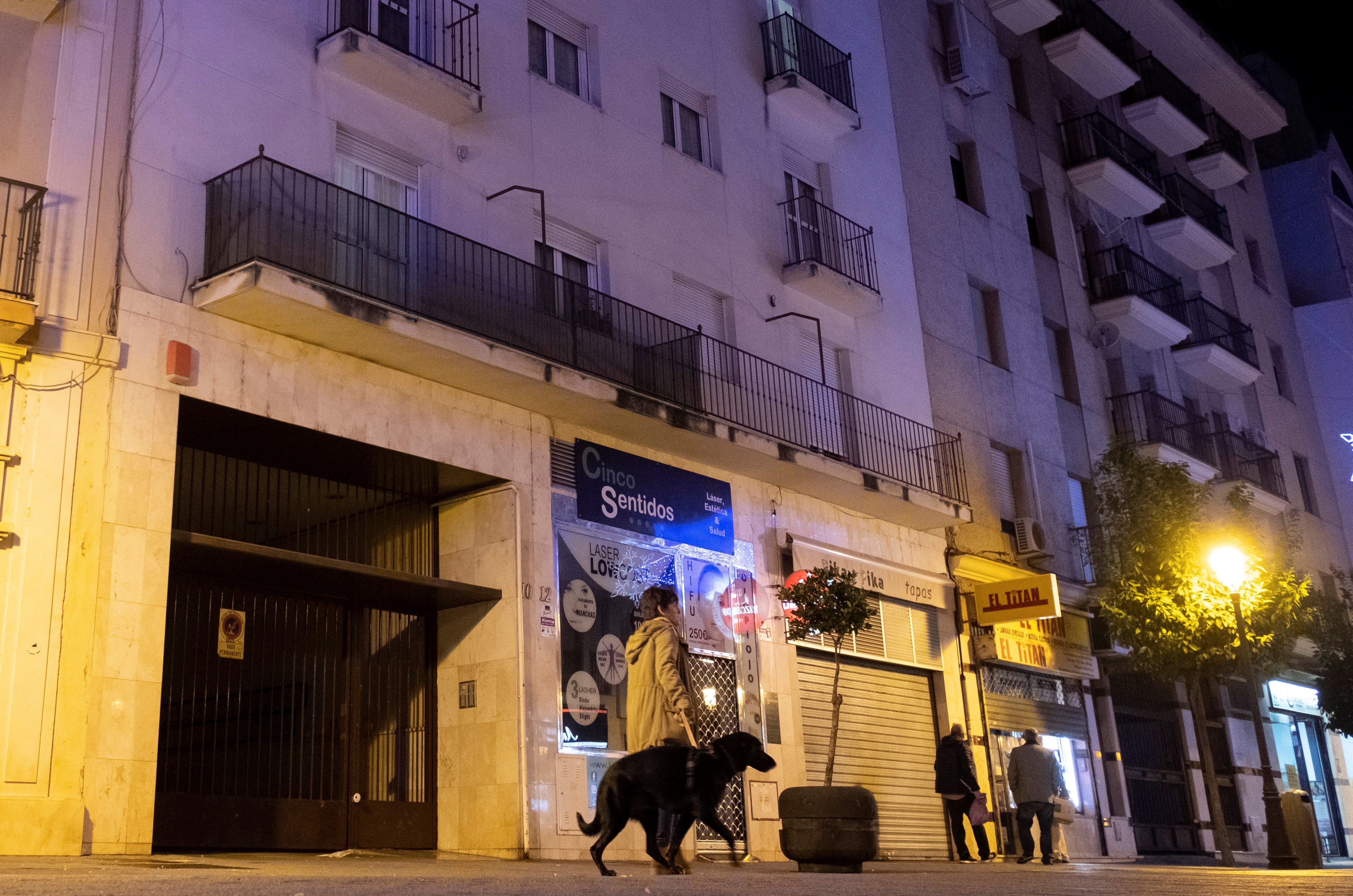 Detenida por quebrantar la orden de alejamiento la expareja de la mujer que tiró al perro por la ventana Detenida por quebrantar la orden de alejamiento la expareja de la mujer que tiró al perro por la ventana