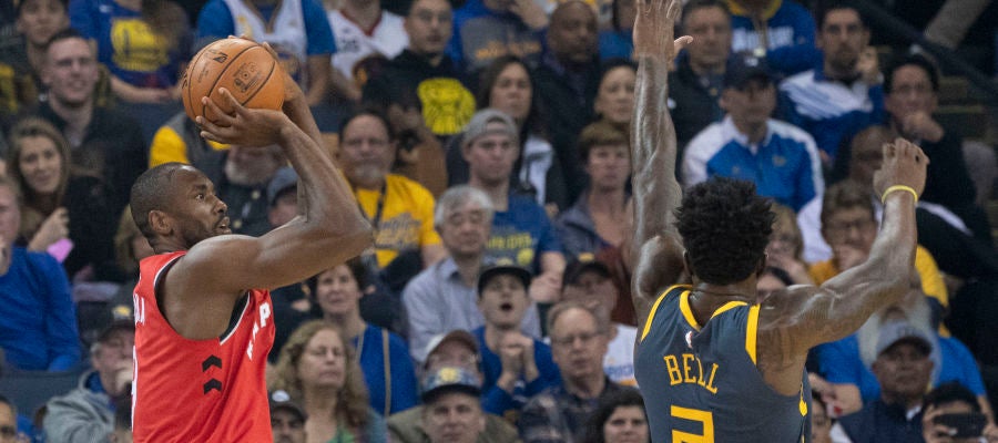 Serge Ibaka lanza a canasta ante Jordan Bell Serge Ibaka lanza a canasta ante Jordan Bell