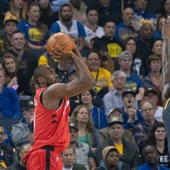 Serge Ibaka lanza a canasta ante Jordan Bell Serge Ibaka lanza a canasta ante Jordan Bell