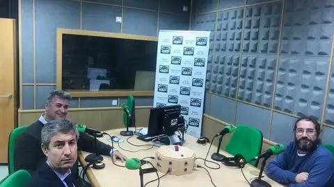 Cádiz en la Onda 13/12/2018 Hoy en nuestra tertulia política hablamos de chiringuitos y alumbrado navideño,. Lo comentamos con Juan Manuel Pérez @JuanmPerezDorao, Ignacio Romaní @IgnRomani y José Antonio García de Quirós.