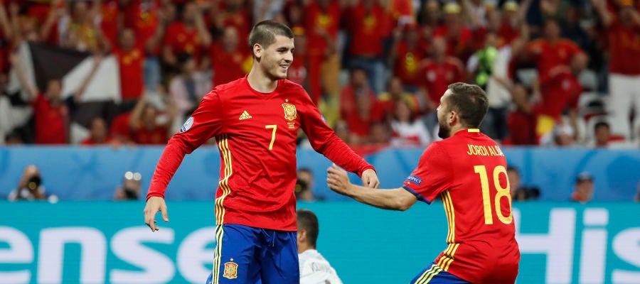 Morata y Jordi Alba festejan un gol con España.