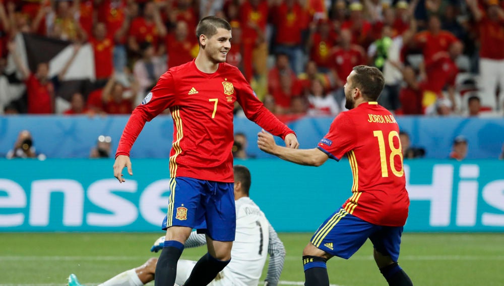 Morata celebra un gol con Jordi Alba en la selección española