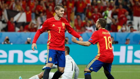 Morata celebra un gol con Jordi Alba en la selecci&oacute;n espa&ntilde;ola
