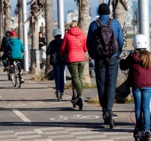 Usuarios de patinetes eléctricos por Barcelona Usuarios de patinetes eléctricos por Barcelona