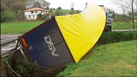 Un camionero lleva cinco d&iacute;as viviendo en su cami&oacute;n despu&eacute;s de un accidente por el GPS