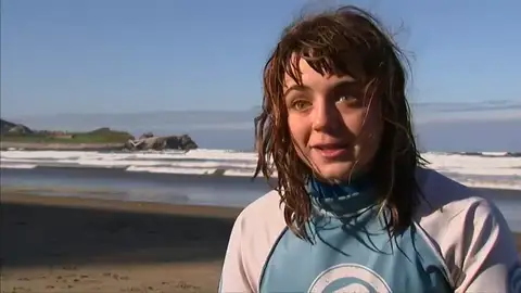 La asturiana Carmen López, primera surfista española en el Mundial de Surf Adaptado: "Surfenado me siento libre, sólo somos yo y la ola" La asturiana Carmen López, primera surfista española en el Mundial de Surf Adaptado: "Surfenado me siento libre, sólo somos yo y la ola"
