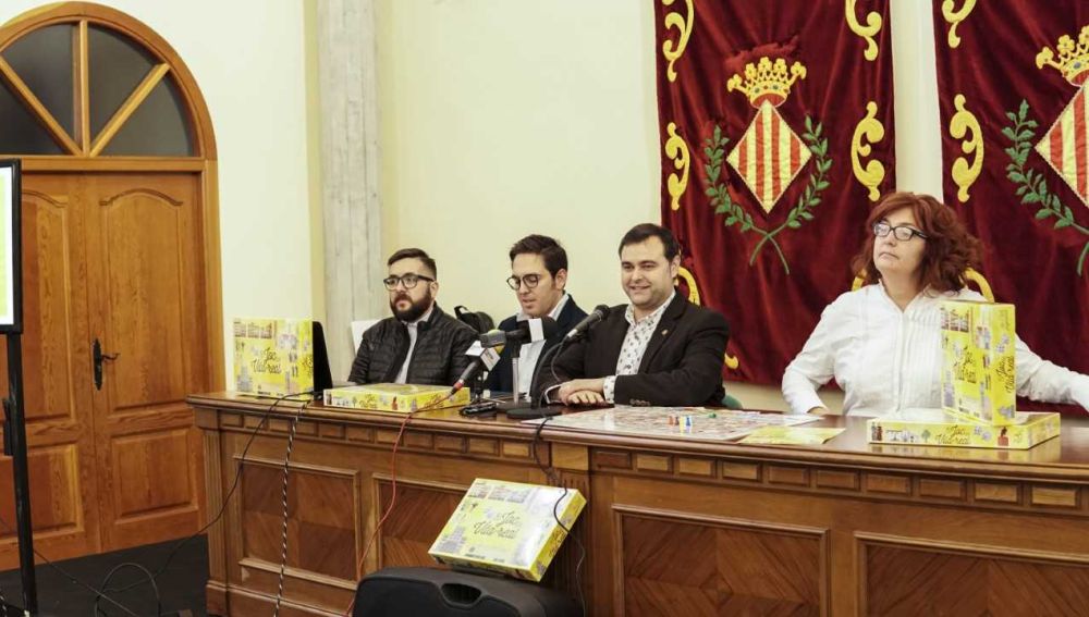 El regidor d´Economía Xavi Ochando junt amb representants del comerç local durant la presentació del Joc de Vila-real. 