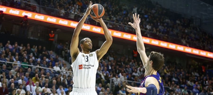 Randolph lanza un triple ante la defensa de Tomic Randolph lanza un triple ante la defensa de Tomic