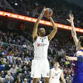 Randolph lanza un triple ante la defensa de Tomic Randolph lanza un triple ante la defensa de Tomic