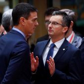 El presidente español, Pedro Sánchez, habla con el primer ministro esloveno, Marjan Sarec