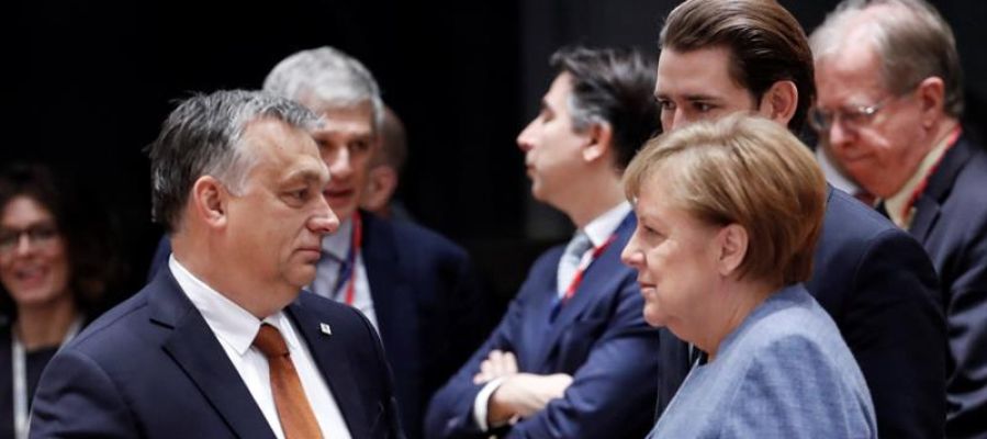 La canciller alemana, Angela Merkel (d), conversa con el primer ministro húngaro, Victor Orban (i) La canciller alemana, Angela Merkel (d), conversa con el primer ministro húngaro, Victor Orban (i)