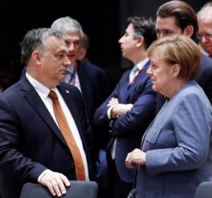La canciller alemana, Angela Merkel (d), conversa con el primer ministro húngaro, Victor Orban (i) La canciller alemana, Angela Merkel (d), conversa con el primer ministro húngaro, Victor Orban (i)