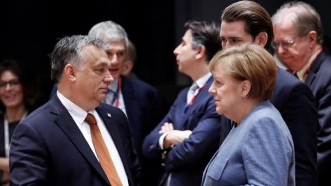 La canciller alemana, Angela Merkel (d), conversa con el primer ministro h&uacute;ngaro, Victor Orban (i)