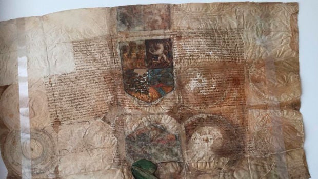 Documento en el que los Reyes Católicos entregan el escudo de armas a Cristóbal Colón Documento en el que los Reyes Católicos entregan el escudo de armas a Cristóbal Colón