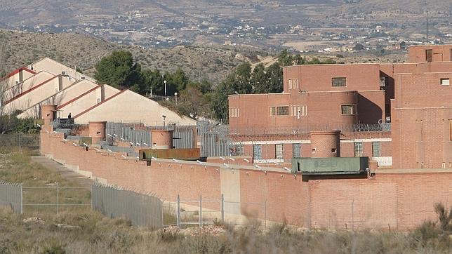 Un preso muerde a un funcionario en la cárcel de Alicante Un preso muerde a un funcionario en la cárcel de Alicante