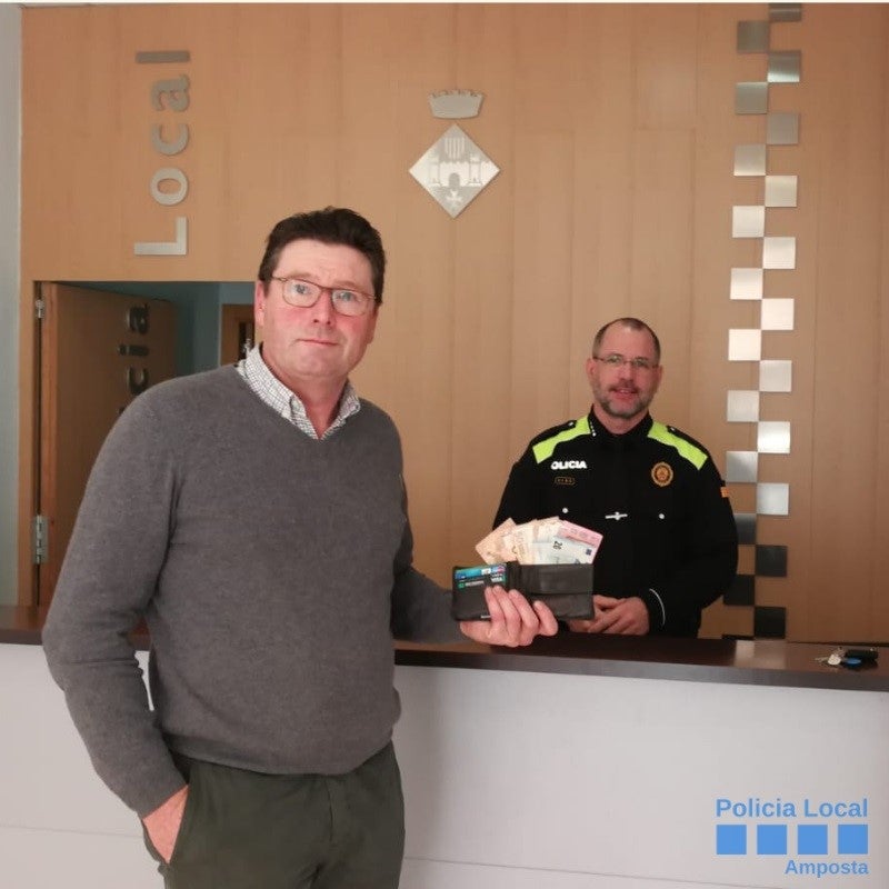 Buscan a una persona sin hogar que devolvió una cartera con 1.000 euros extraviada por un vecino de Vinaròs Buscan a una persona sin hogar que devolvió una cartera con 1.000 euros extraviada por un vecino de Vinaròs
