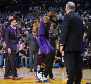 LeBron James abandona el partido tras sufrir una lesión LeBron James abandona el partido tras sufrir una lesión