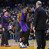 LeBron James abandona el partido tras sufrir una lesión LeBron James abandona el partido tras sufrir una lesión