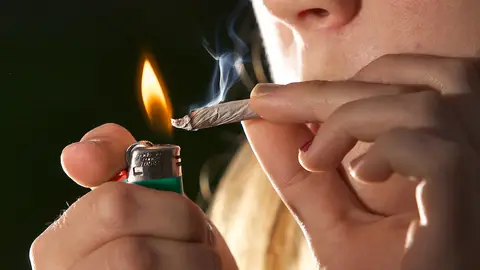Encendiendo un porro Encendiendo un porro