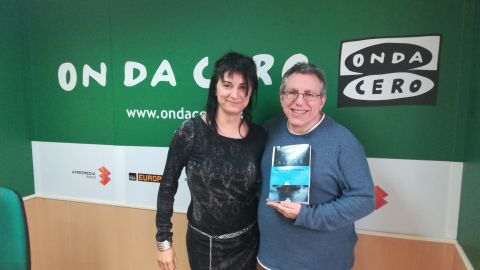 Mado Mart&iacute;nez con su nueva novela "El tren de las almas"