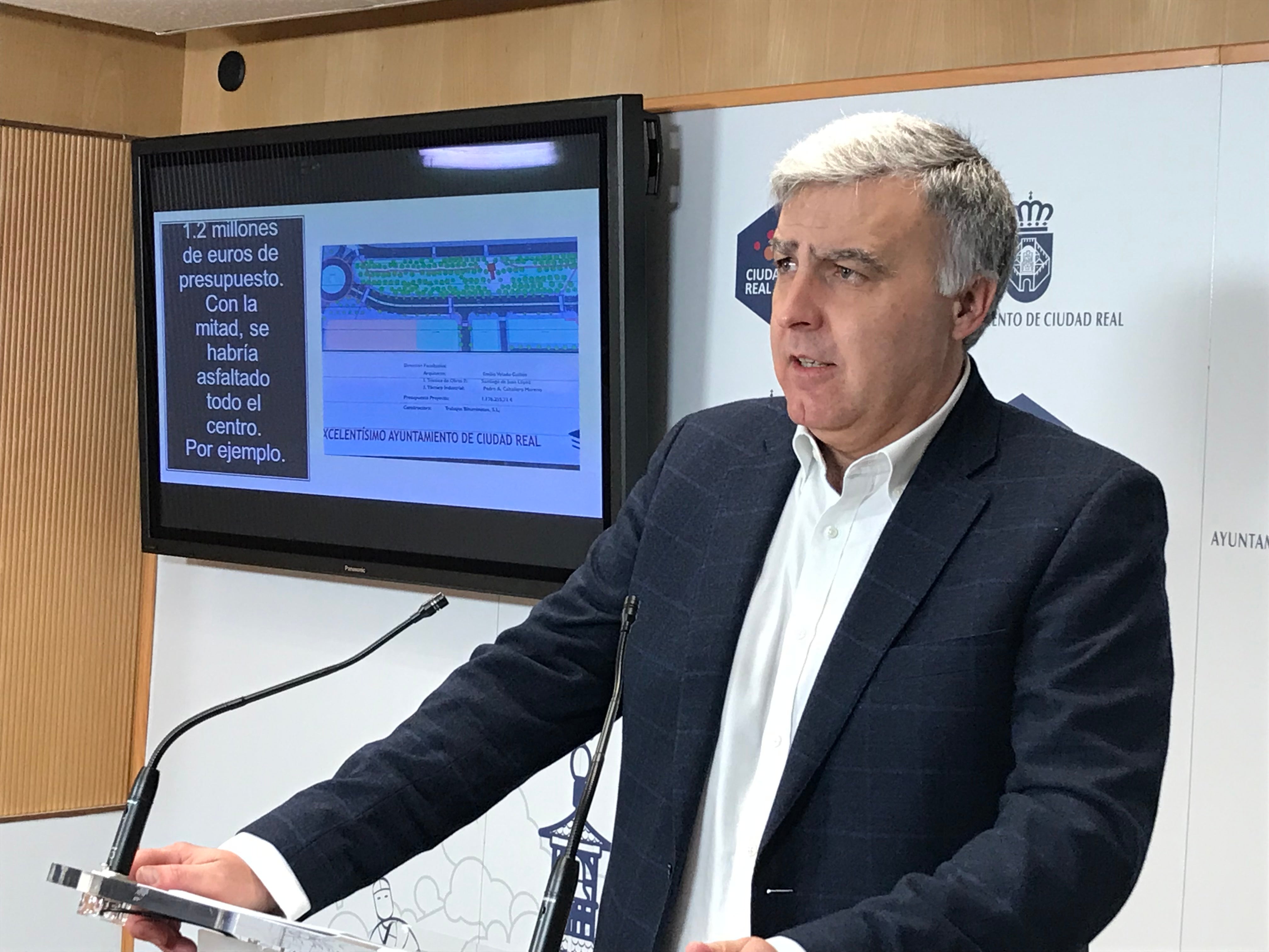 Pedro Martín asegura que Pilar Zamora debe presentar la lista de los "beneficiarios" de las "tarjetas verdes" Pedro Martín asegura que Pilar Zamora debe presentar la lista de los "beneficiarios" de las "tarjetas verdes"