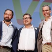 Santiago Abascal, Javier Ortega Smith y el cabeza de lista por Sevilla, Francisco Serrano