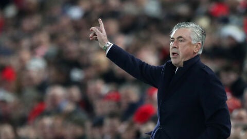 Carlo Ancelotti en un partido del N&aacute;poles