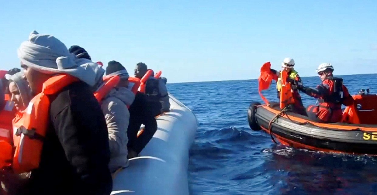 Alertan del peligro que corren los 49 migrantes que permanecen en dos barcos en aguas internacionales Alertan del peligro que corren los 49 migrantes que permanecen en dos barcos en aguas internacionales