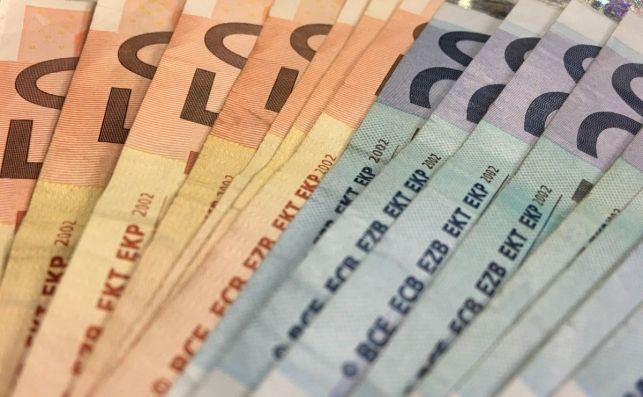 Encuentra una carpeta con 2.500 euros y la devuelve a la policía local Encuentra una carpeta con 2.500 euros y la devuelve a la policía local