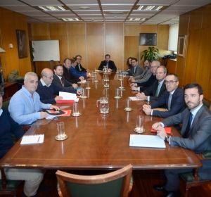Mesa de trabajo conformada por representantes del Ministerio, de la Junta de Andalucía, del Govern, de Cemex y de las federaciones sectoriales de UGT y CCOO Mesa de trabajo conformada por representantes del Ministerio, de la Junta de Andalucía, del Govern, de Cemex y de las federaciones sectoriales de UGT y CCOO