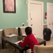 Una mujer pilla a su hijo pidiéndole ayuda a Alexa para hacer sus deberes
