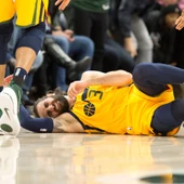 Ricky Rubio sufre una espectacular caída Ricky Rubio sufre una espectacular caída