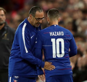 Sarri da instrucciones a Hazard en un partido del Chelsea Sarri da instrucciones a Hazard en un partido del Chelsea
