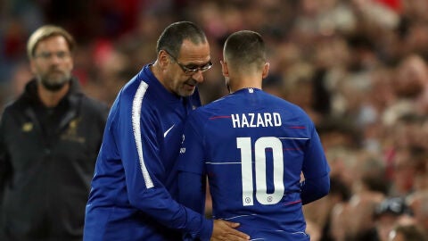 Sarri da instrucciones a Hazard en un partido del Chelsea