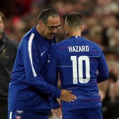 Sarri da instrucciones a Hazard en un partido del Chelsea