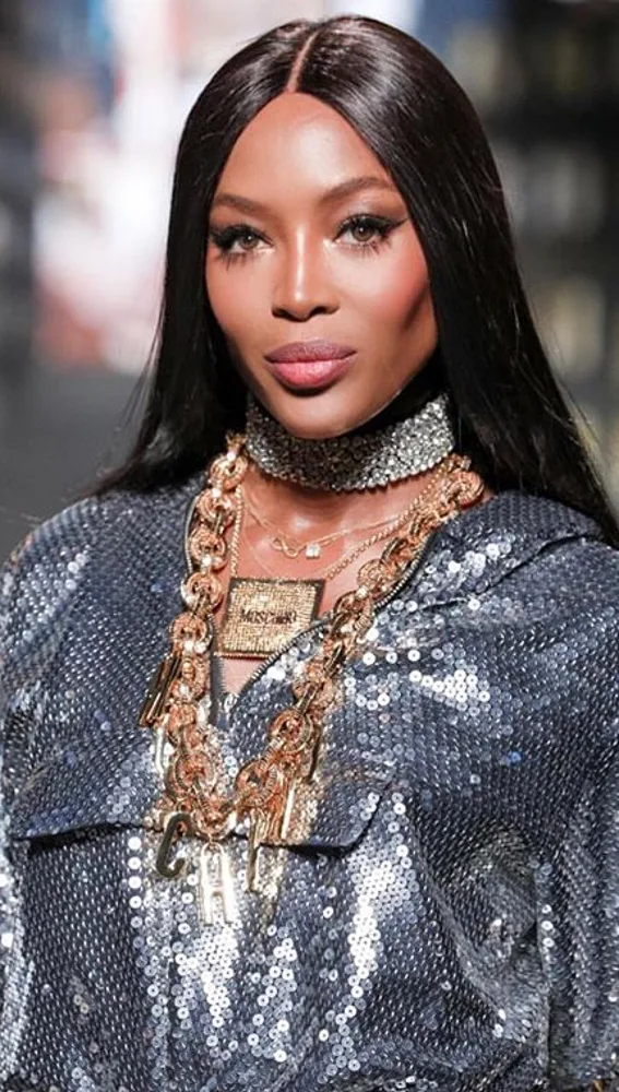 Naomi Campbell con un diseño de Moschino para H&M Naomi Campbell con un diseño de Moschino para H&M